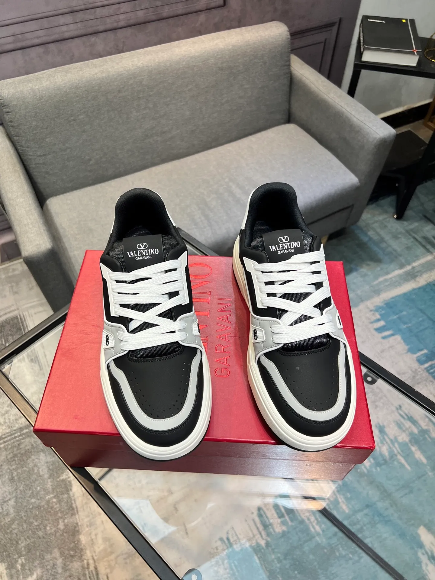 Men's men's shoes 💰660 𝑽𝒂𝒍𝒆𝒏𝒕𝒊𝒏𝒐 Valentino 𝑶𝒏𝒆𝑺𝒕𝒖𝒅 Couple's sneaker series Valentino 2025 latest couple's sneakers, celebrity style, hot sale. The original ZP was purchased and dismantled. Repeated pattern making and modification. I strive to restore the original version 1:1! Top luxury masterpiece, soft and comfortable, combining fashion and leisure, bringing excellent elegant texture and excellent on-foot comfort. Top purchase version upper: imported calfskin surface/original oil edge craftsmanship. Inner: water-dyed cowhide lining. Outsole: original development 𝐓𝐏𝐔 two-color combination outsole. Packaging: original configuration complete package. Code number: 35-44 yards. 34.45 can be customized. Can be customized (self-labeled-no label) order.